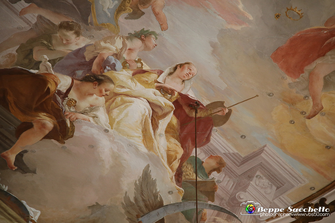 VBS_6738 - Villa Pisani - Stra (Venezia).jpg - SALA DEL TRIONFO DELLE ARTI  La sala prende nome dalla raffigurazione delle arti ritratte sul soffitto, opera di Giambattista Crosato (1686-1758): la Pittura al centro, con la Musica, la Poesia e la Scultura. Nella parte bassa il Tempo e la Vigilanza. Sullo sfondo del cielo, vola la Fama, con la tromba, in atto di proclamare le lodi dei Pisani. Alle pareti ritratti e dipinti di paesaggi, opere del '600 e '700. 